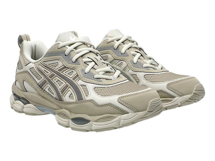 Tenis ASICS GEL-NYC en colores gris y beige con suela gruesa y detalles en malla.