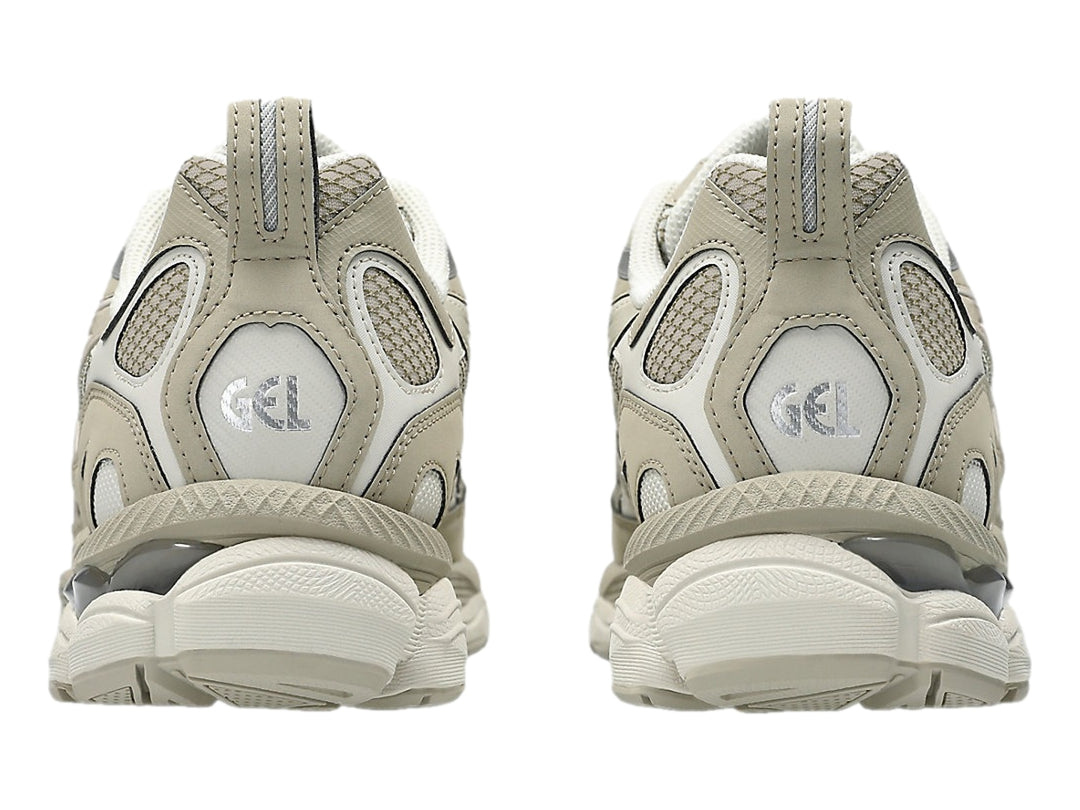 Tenis ASICS GEL-NYC en colores gris y beige con suela gruesa y detalles en malla.