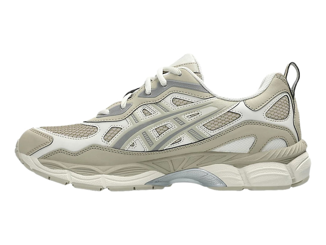 Tenis ASICS GEL-NYC en colores gris y beige con suela gruesa y detalles en malla.