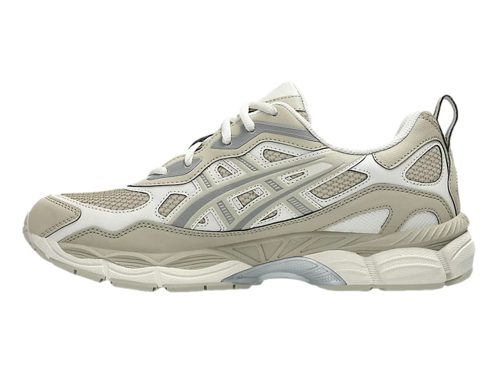 Tenis ASICS GEL-NYC en colores gris y beige con suela gruesa y detalles en malla.