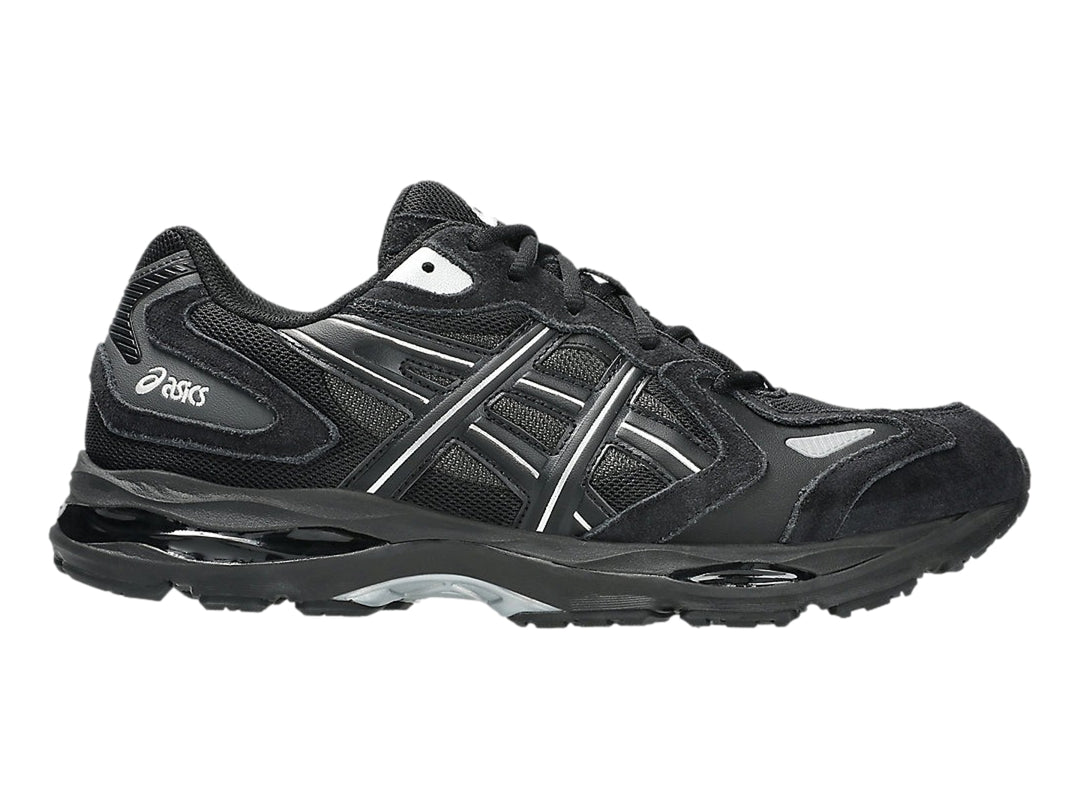 Tenis deportivos ASICS color negro con detalles plateados y suela negra.