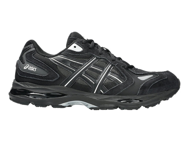 Tenis deportivos ASICS color negro con detalles plateados y suela negra.