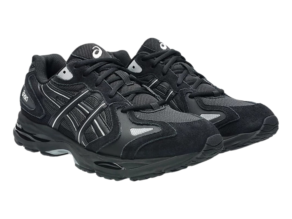 Tenis deportivos ASICS color negro con detalles plateados y suela negra.