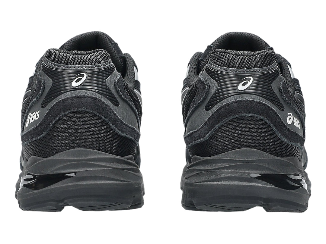 Tenis deportivos ASICS color negro con detalles plateados y suela negra.