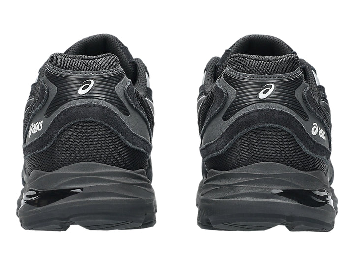 Tenis deportivos ASICS color negro con detalles plateados y suela negra.