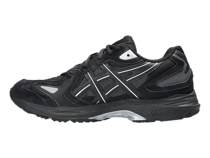 Tenis deportivos ASICS color negro con detalles plateados y suela negra.