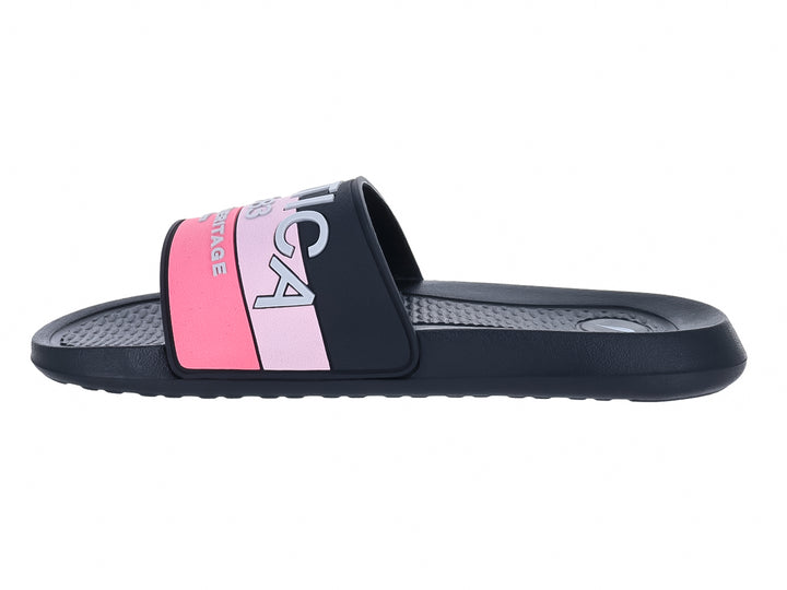 Sandalia tipo slide Nautica en color negro con franja en tonos rosa y letras blancas.
