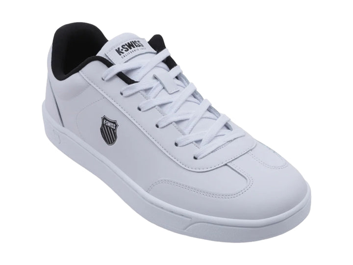 Tenis K-Swiss color blanco con detalles en negro y suela blanca, vista lateral.