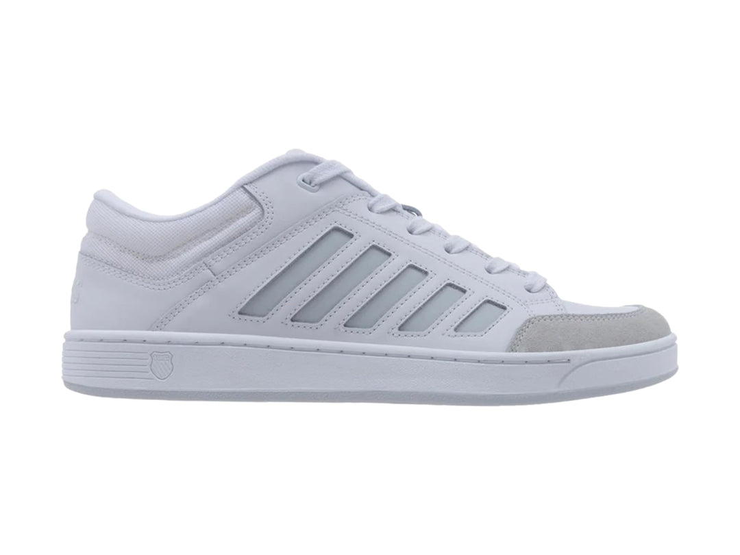 Tenis K-Swiss color blanco con detalles en gris, diseño deportivo de corte bajo y suela blanca.