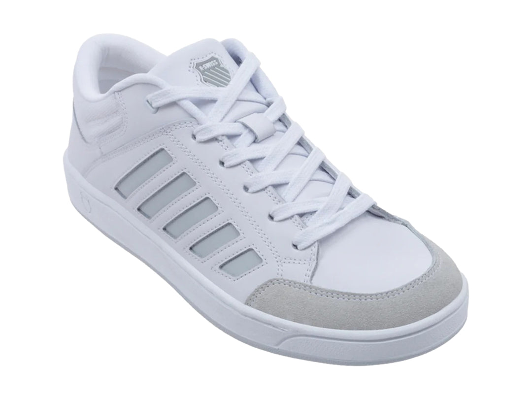 Tenis K-Swiss color blanco con detalles en gris, diseño deportivo de corte bajo y suela blanca.