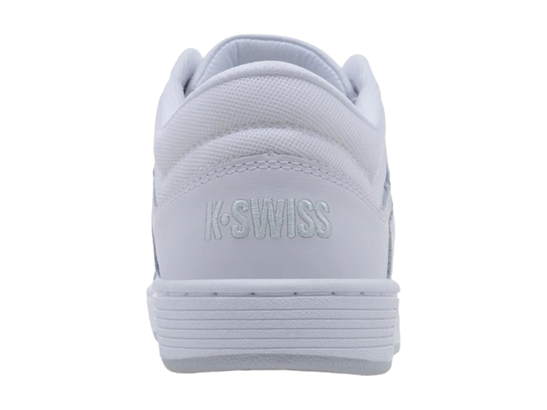 Tenis K-Swiss color blanco con detalles en gris, diseño deportivo de corte bajo y suela blanca.
