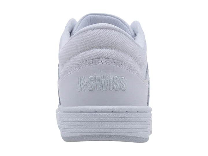 Tenis K-Swiss color blanco con detalles en gris, diseño deportivo de corte bajo y suela blanca.