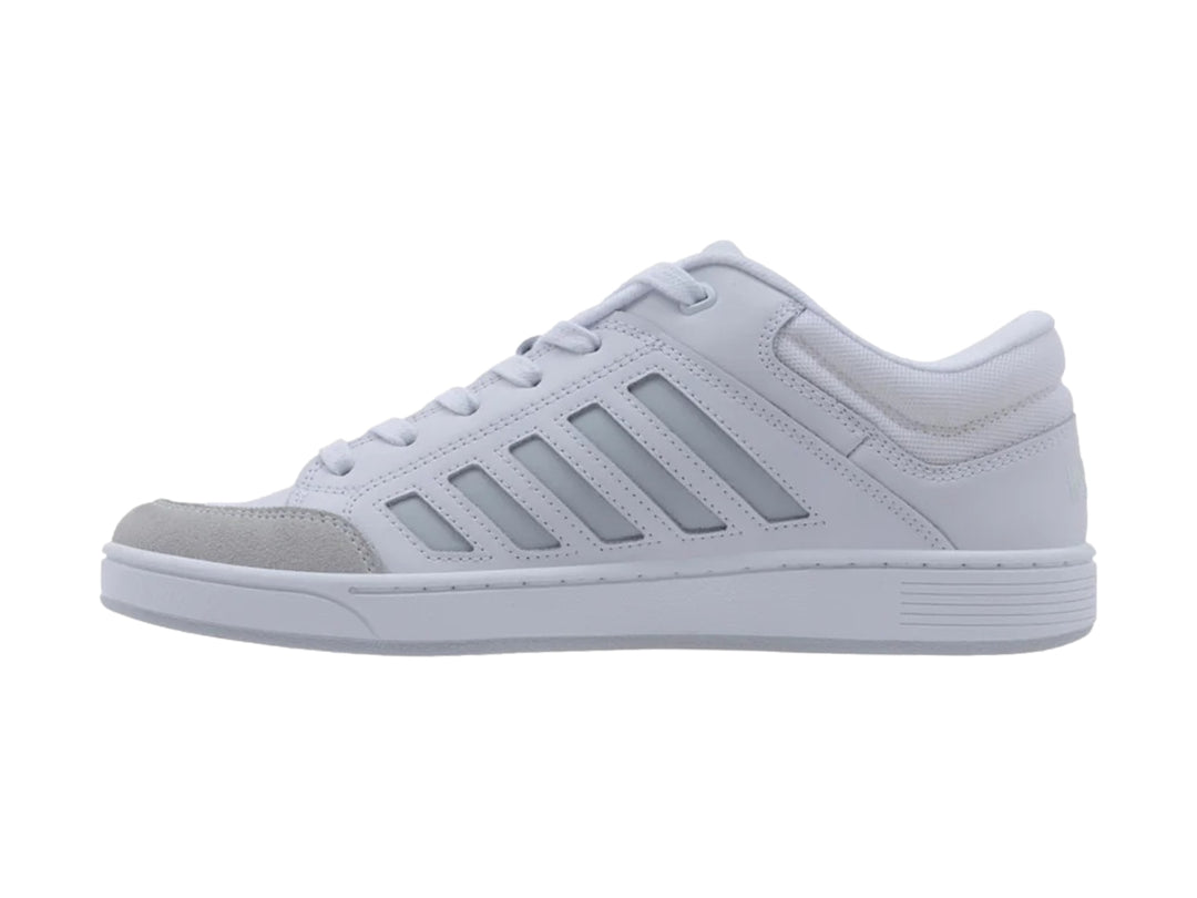 Tenis K-Swiss color blanco con detalles en gris, diseño deportivo de corte bajo y suela blanca.