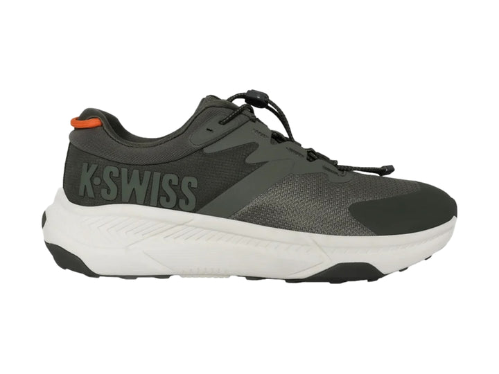 Tenis deportivos K-Swiss color verde oliva con suela blanca y detalle naranja en el talón.