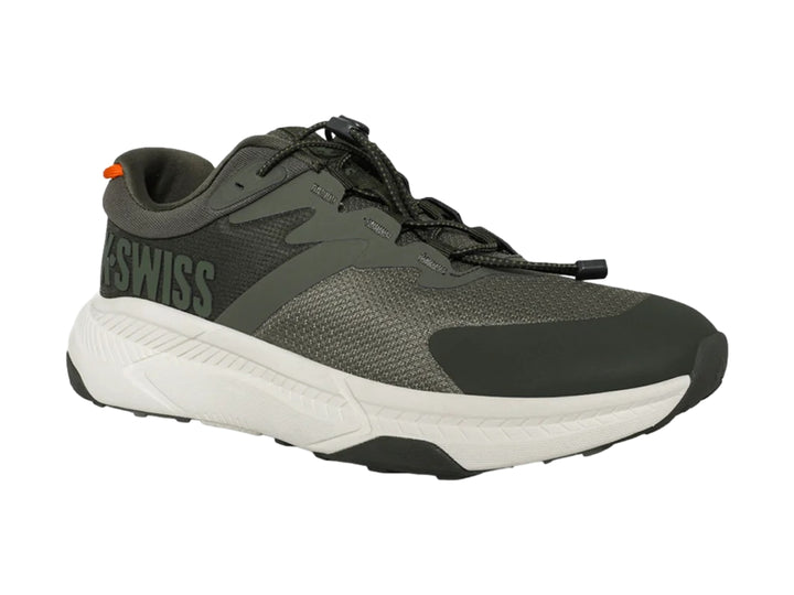 Tenis deportivos K-Swiss color verde oliva con suela blanca y detalle naranja en el talón.