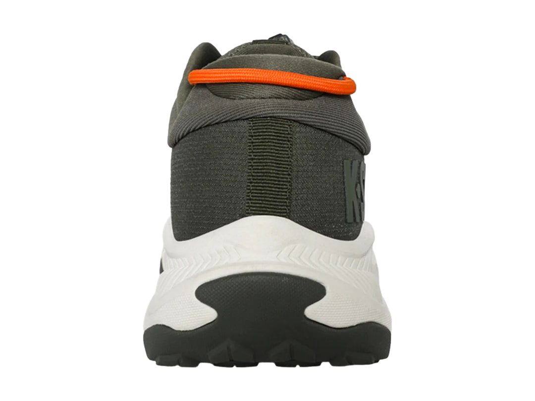 Tenis deportivos K-Swiss color verde oliva con suela blanca y detalle naranja en el talón.