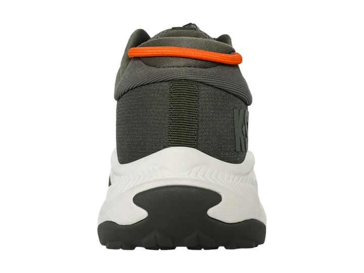 Tenis deportivos K-Swiss color verde oliva con suela blanca y detalle naranja en el talón.