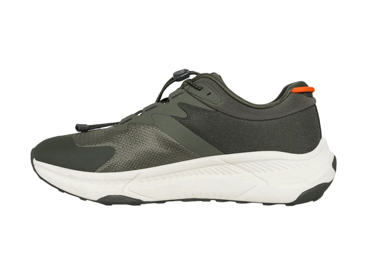 Tenis deportivos K-Swiss color verde oliva con suela blanca y detalle naranja en el talón.
