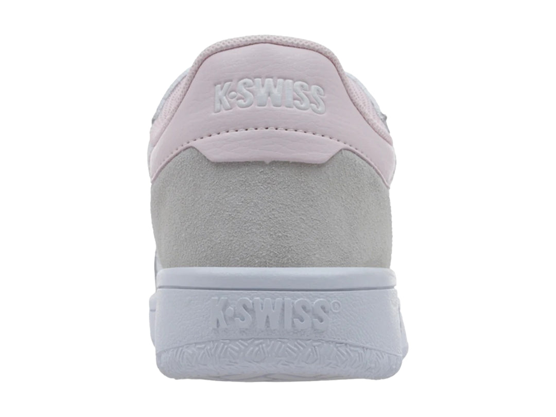 Tenis K-Swiss blancos con detalles en rosa y gris, diseño deportivo para niña.