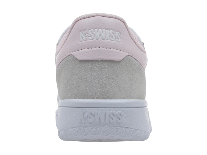 Tenis K-Swiss blancos con detalles en rosa y gris, diseño deportivo para niña.