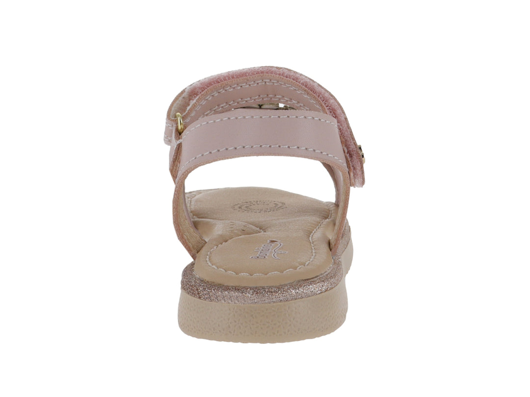 Sandalia para niña en color rosa palo con adornos de flores y suela con glitter.