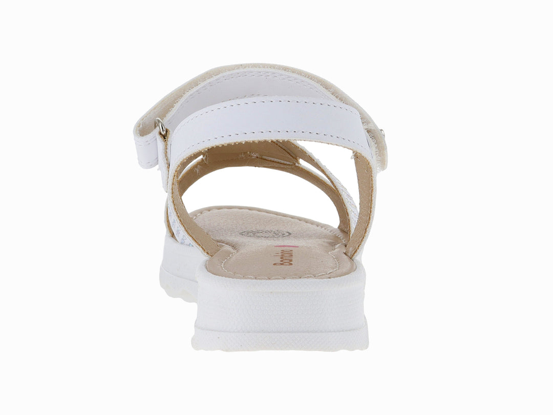 Sandalia blanca de plataforma para niña con tiras decoradas con pedrería y cierre de velcro.