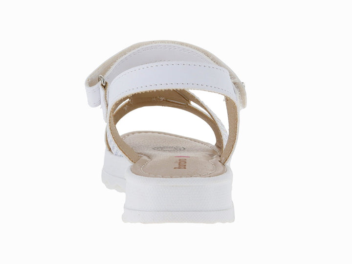 Sandalia blanca de plataforma para niña con tiras decoradas con pedrería y cierre de velcro.