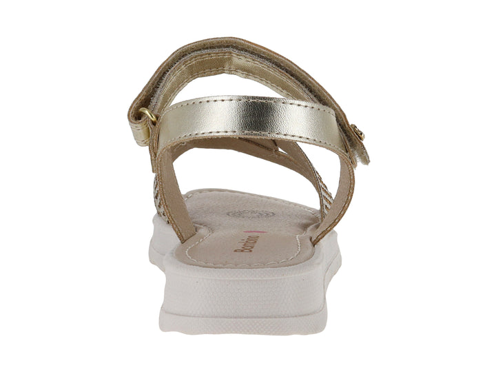 Sandalia dorada para Niña con plataforma blanca y tiras decoradas con tachuelas brillantes.