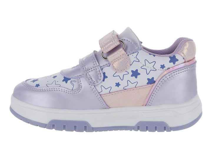 Tenis infantiles color blanco y lila con estampado de estrellas y cierre de velcro.