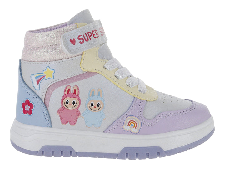 Tenis botín infantiles multicolores con dibujos de personajes, estrellas y arcoíris, cierre de velcro y suela blanca.
