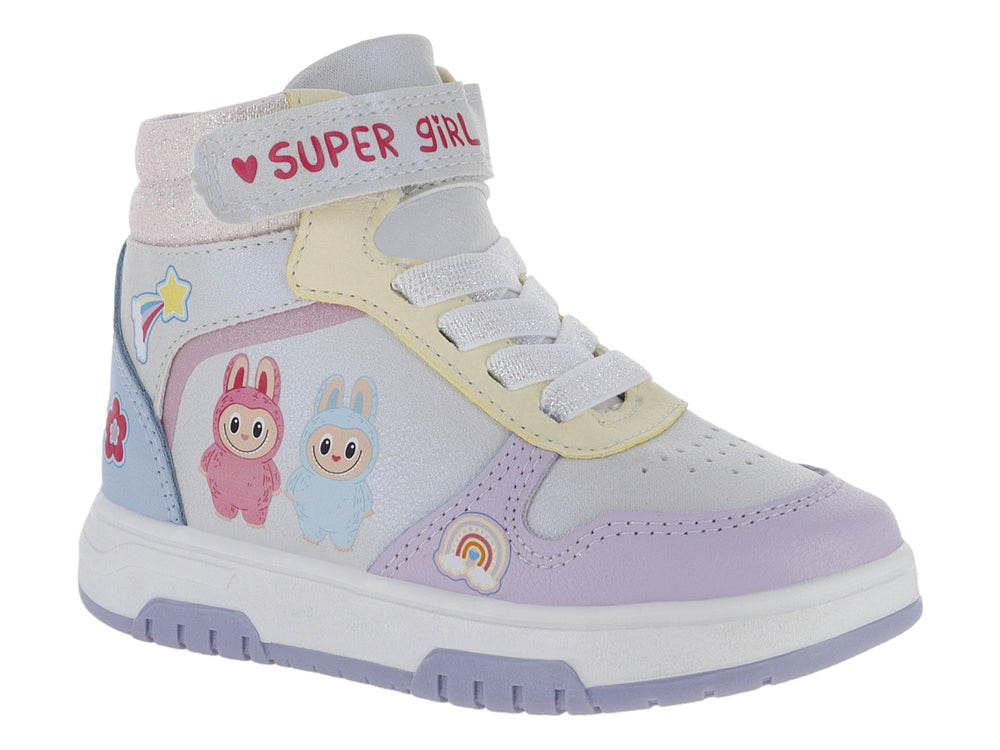 Tenis botín infantiles multicolores con dibujos de personajes, estrellas y arcoíris, cierre de velcro y suela blanca.