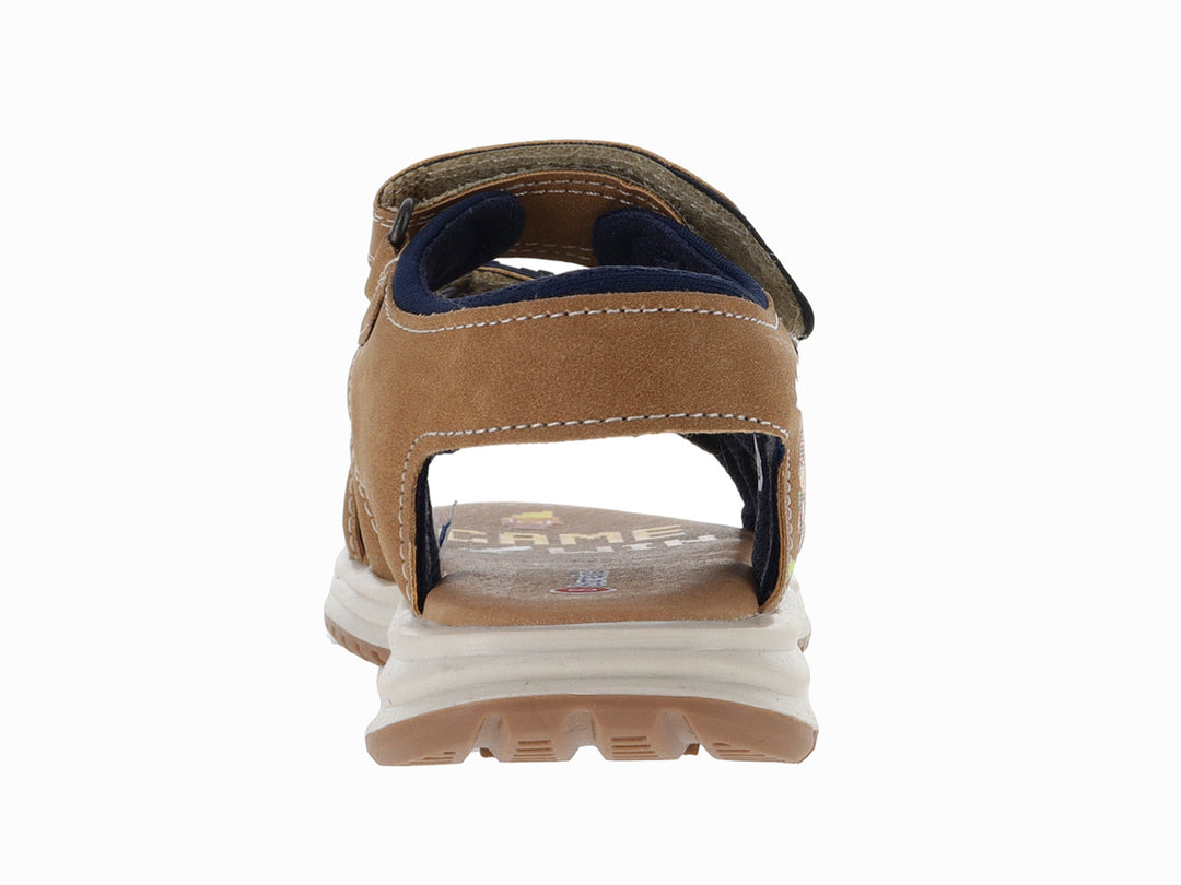 Sandalia infantil color camel y azul marino con detalles de pixel art y cierres de velcro.