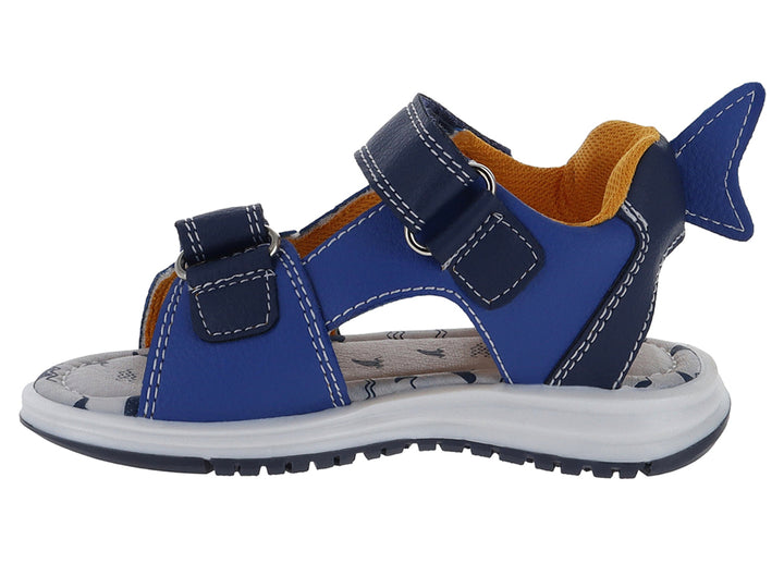 Sandalia infantil azul con diseño de tiburón, suela blanca y cierres de velcro.