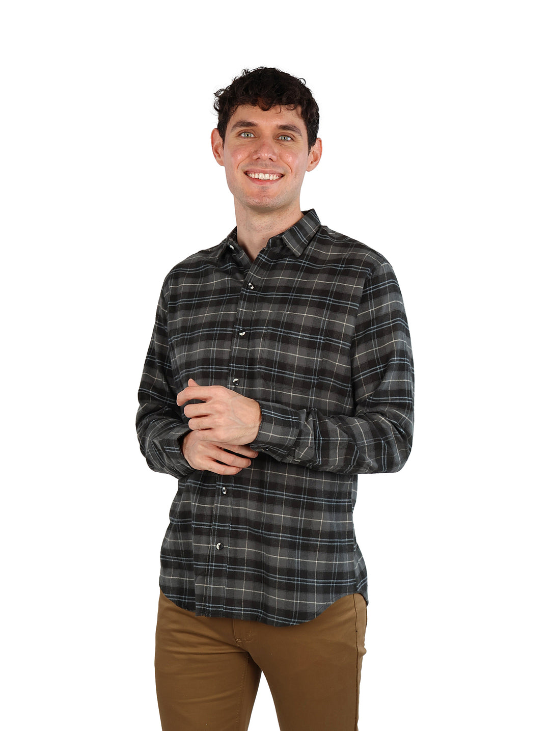 Hombre vistiendo una camisa de franela a cuadros en color gris.