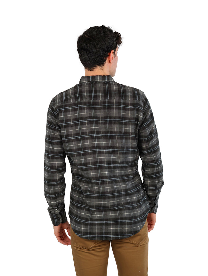 Hombre vistiendo una camisa de franela a cuadros en color gris.