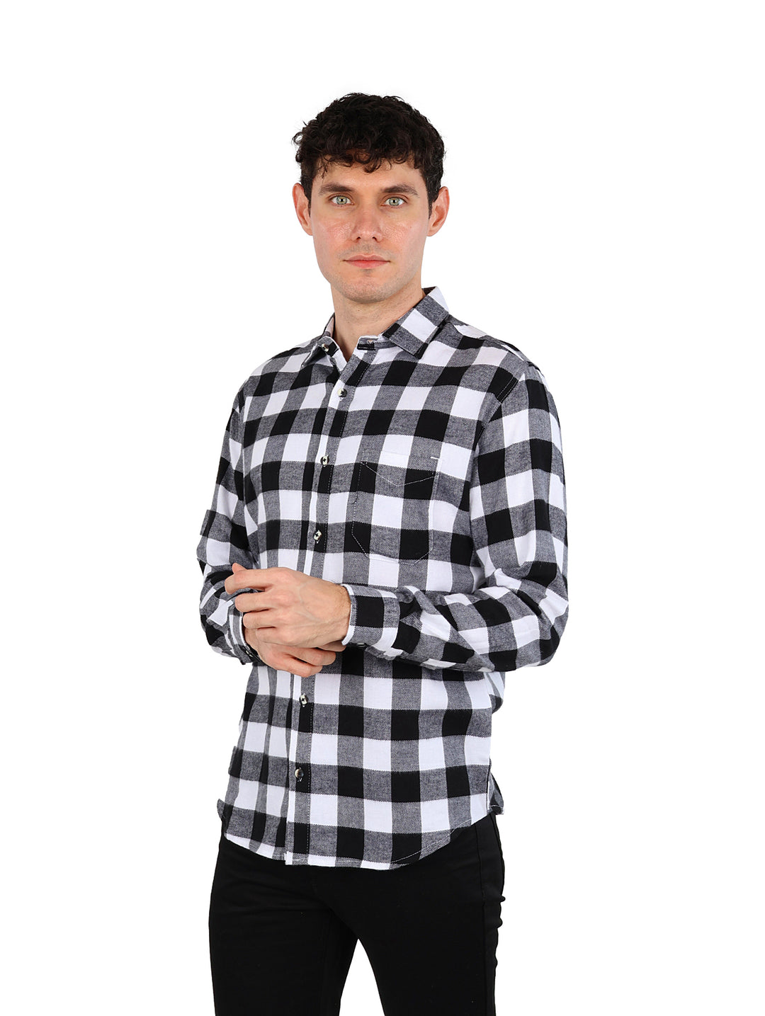 Hombre vistiendo camisa de franela a cuadros en color negro y blanco con pantalones negros.