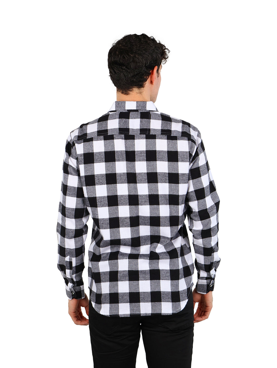 Hombre vistiendo camisa de franela a cuadros en color negro y blanco con pantalones negros.