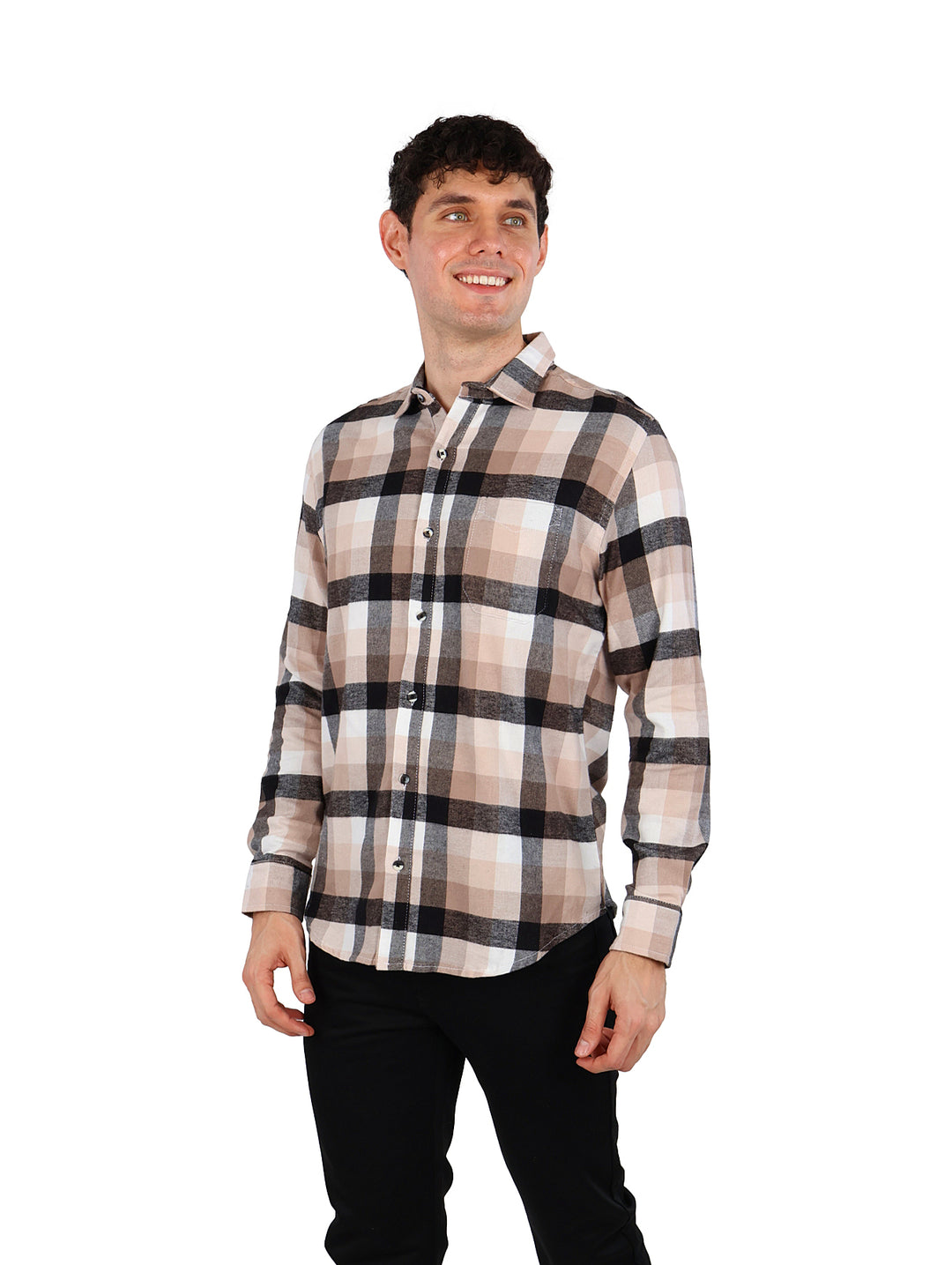 Hombre vistiendo una camisa de franela a cuadros en colores negro y kaki.