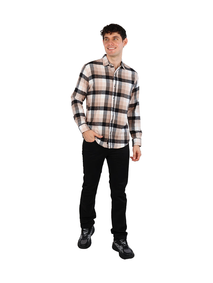 Hombre vistiendo una camisa de franela a cuadros en colores negro y kaki.