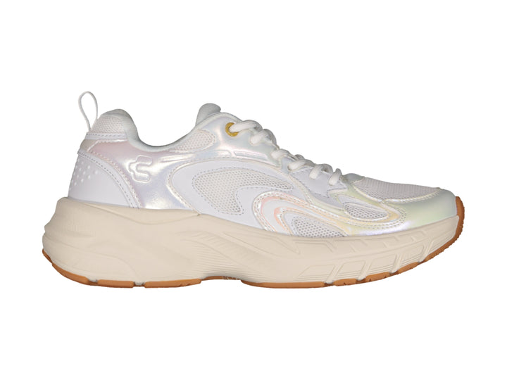 Tenis deportivos Charly blancos con detalles iridiscentes y suela chunky color beige y café.