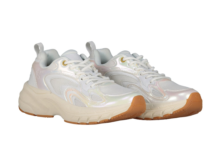 Tenis deportivos Charly blancos con detalles iridiscentes y suela chunky color beige y café.