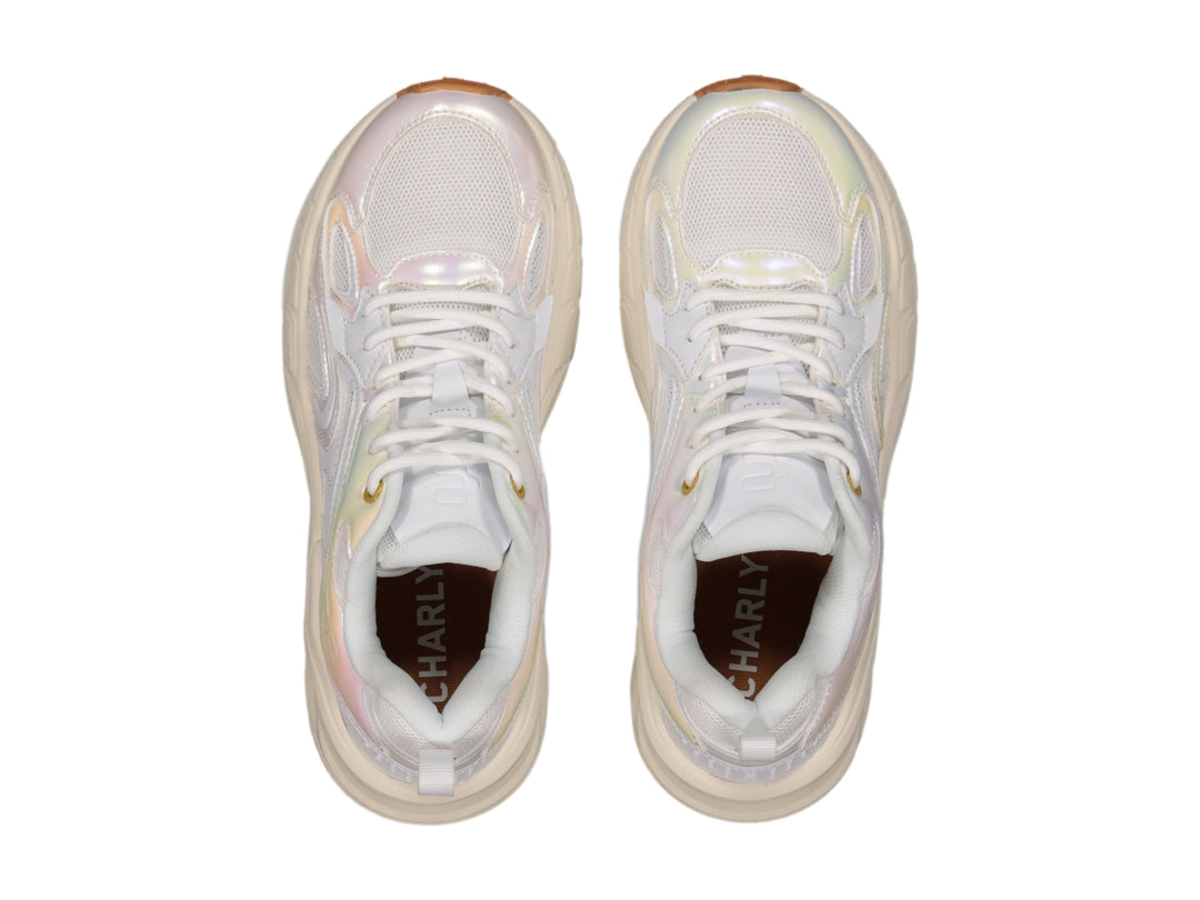 Tenis deportivos Charly blancos con detalles iridiscentes y suela chunky color beige y café.