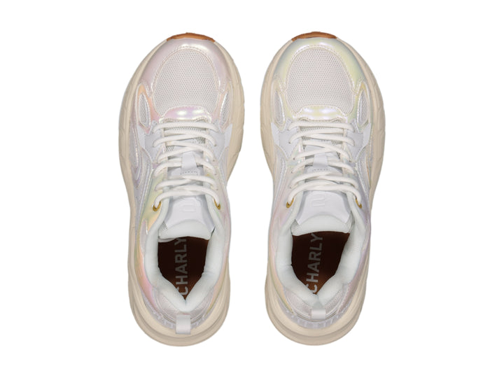 Tenis deportivos Charly blancos con detalles iridiscentes y suela chunky color beige y café.