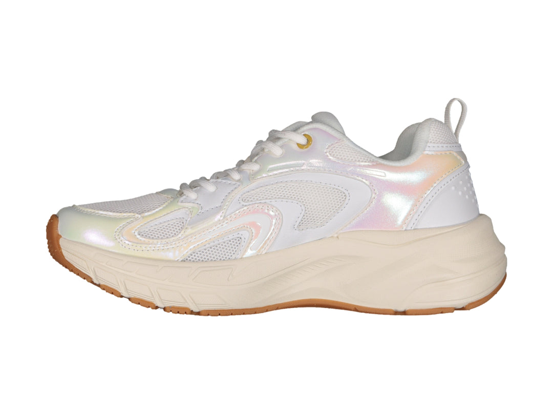 Tenis deportivos Charly blancos con detalles iridiscentes y suela chunky color beige y café.