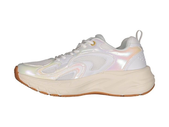 Tenis deportivos Charly blancos con detalles iridiscentes y suela chunky color beige y café.