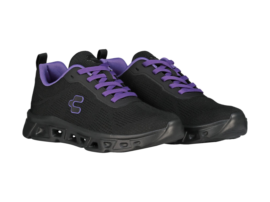 Tenis deportivos Charly color negro con agujetas y detalles en morado.