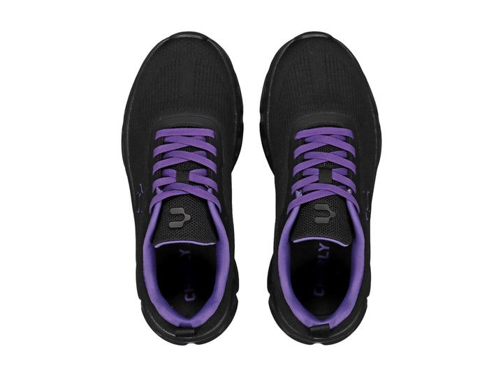 Tenis deportivos Charly color negro con agujetas y detalles en morado.