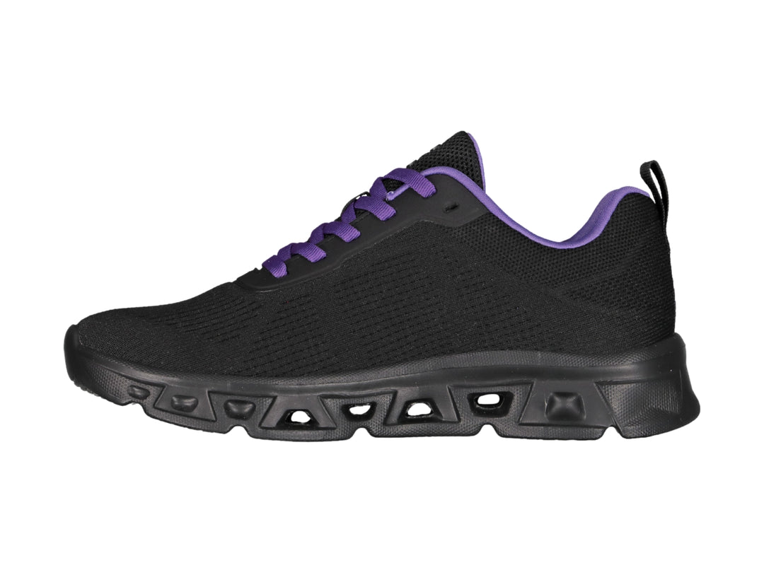 Tenis deportivos Charly color negro con agujetas y detalles en morado.