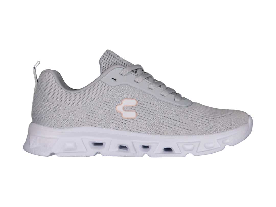 Tenis deportivos Charly color gris con suela blanca y detalles en malla.
