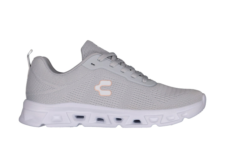Tenis deportivos Charly color gris con suela blanca y detalles en malla.